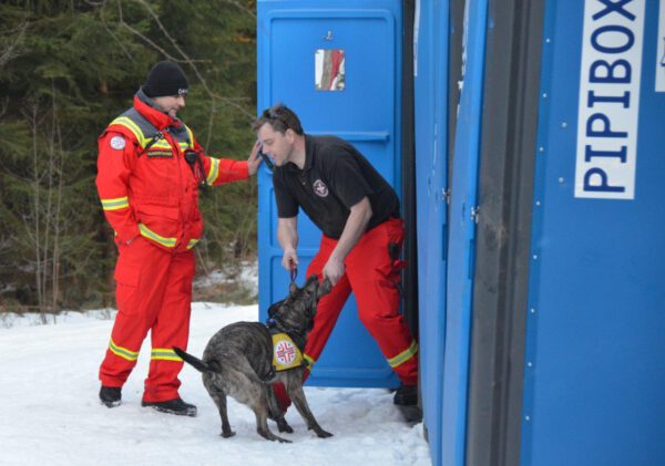 Rettungshunde mit Baustellenklo -