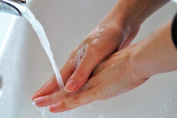 washing hands 4940196 1920 - Baustellenklo mit Handwaschbecken